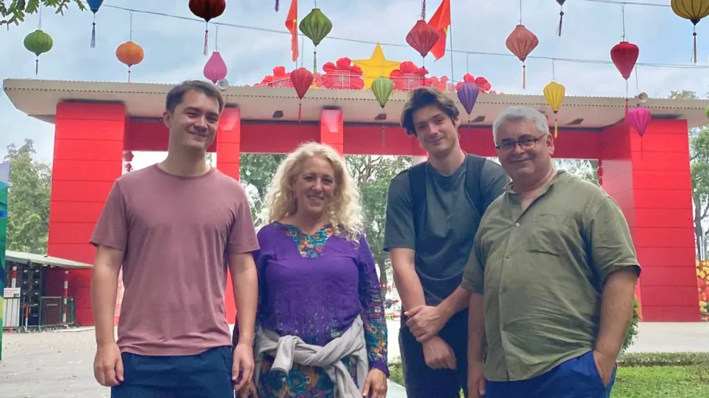 stand journee francophonie hanoi 2026 François Bidonne documentariste passionné par le Vietnam et Guillaume Marschall du Petit Journal de Hanoï