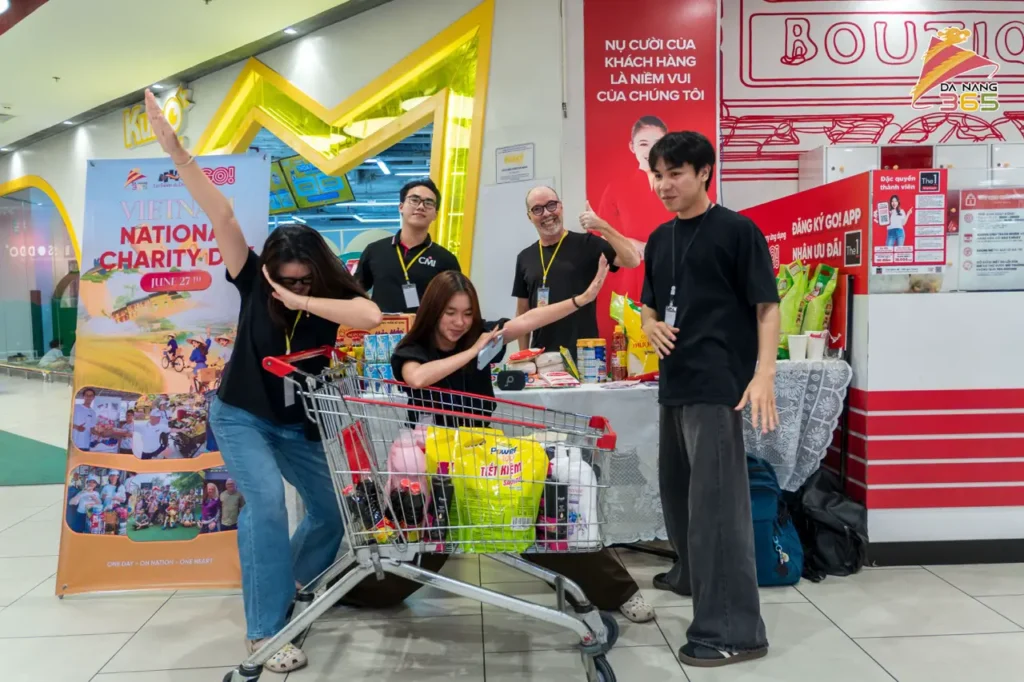 La team Danang 365 et Sylvain, bénévole français à Go Market pour le Charity Day