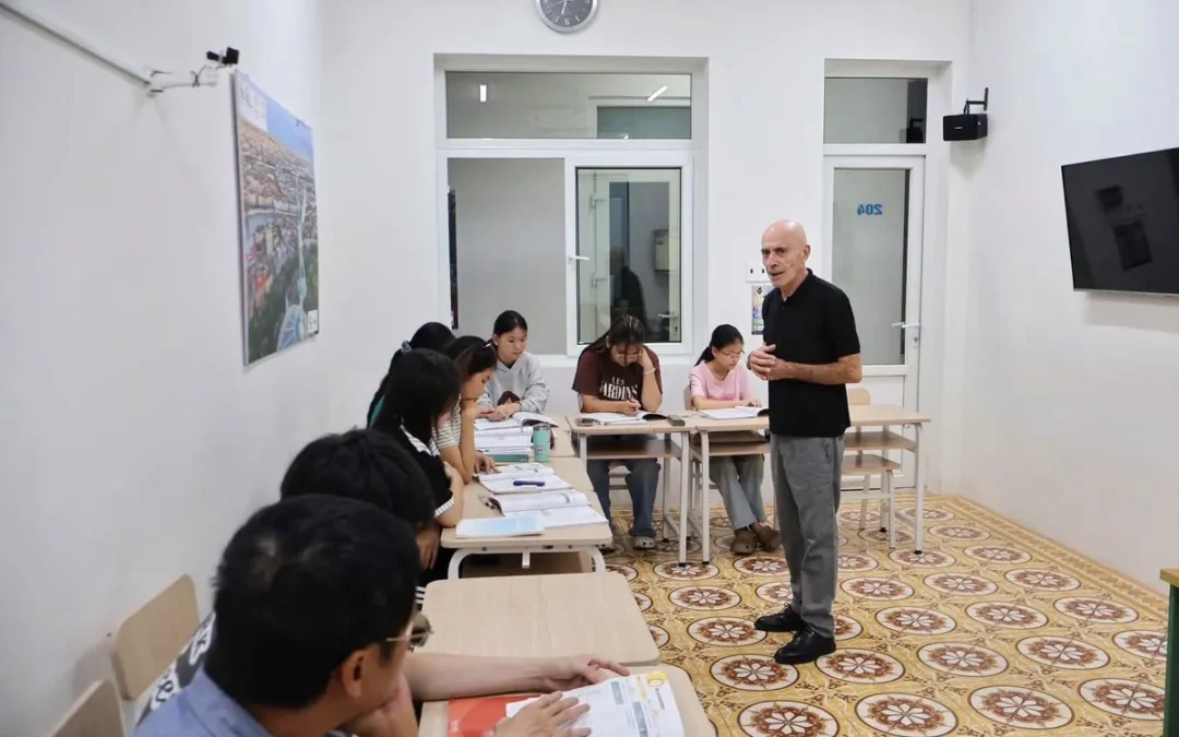 Thierry Lettmann, debout, s'adresse à ses élèves pendant un cours de français à l'Institut français de Hué